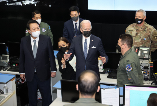 윤석열 대통령과 조 바이든 미국 대통령이 22일 오후 오산 미 공군기지의 항공우주작전본부(KAOC) 내 작전조정실을 함께 방문해 임무 수행 상황에 대해 보고받고 있다. 연합뉴스